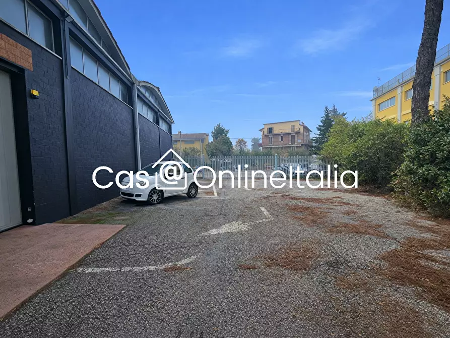 Immagine 2 di Locale commerciale in vendita  in Strada Vicinale S. Pietrino 2 a Perugia