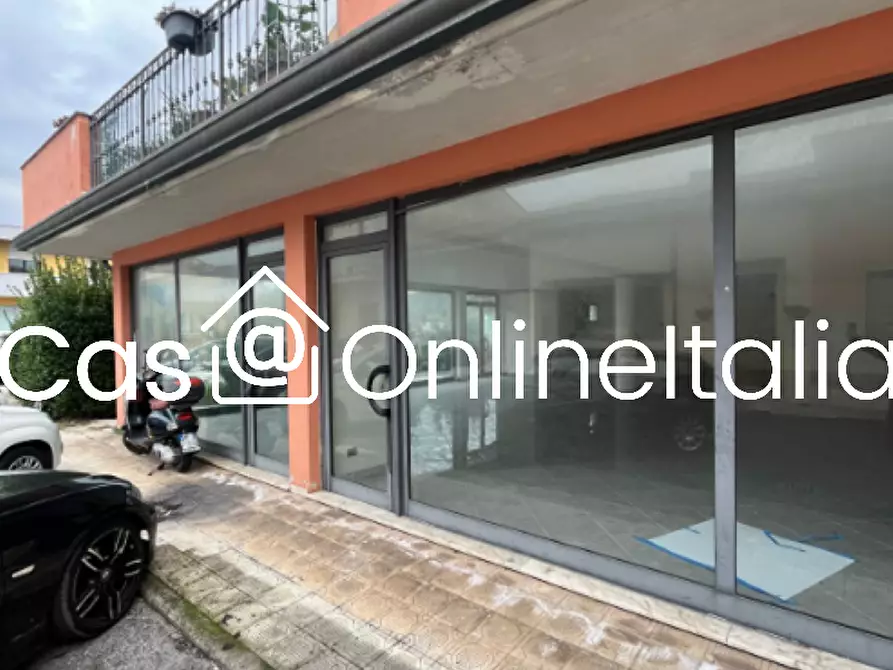 Immagine 1 di Negozio in vendita  in Via Vittorio Bottego a Viareggio