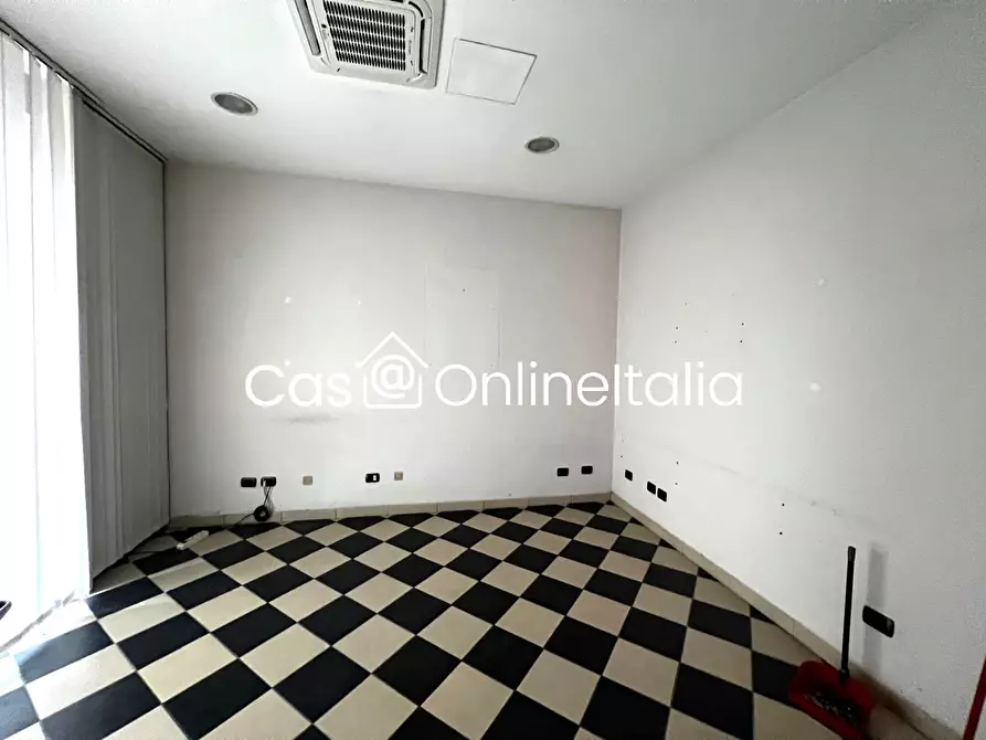 Immagine 2 di Negozio in affitto  in Piazza del Duomo 2 a Prato