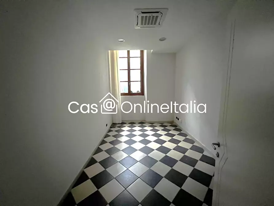 Immagine 7 di Negozio in affitto  in Piazza del Duomo 2 a Prato
