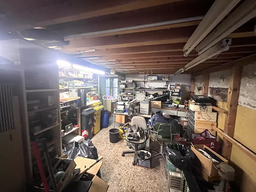 Immagine 4 di Negozio in vendita  in Via Bologna 159 a Prato