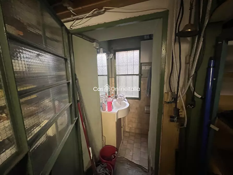 Immagine 10 di Negozio in vendita  in Via Bologna 159 a Prato
