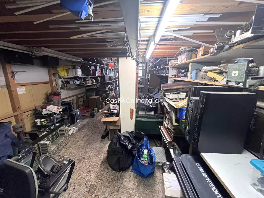 Immagine 8 di Negozio in vendita  in Via Bologna 159 a Prato