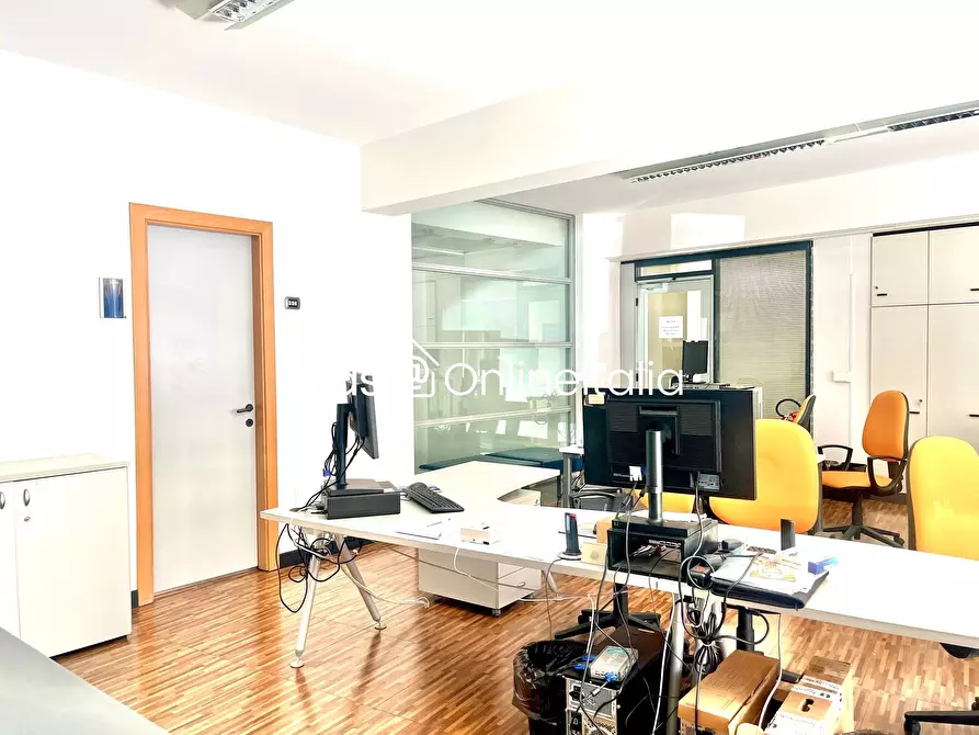 Immagine 1 di Ufficio in affitto  in Viale Vittorio Veneto 41 a Prato