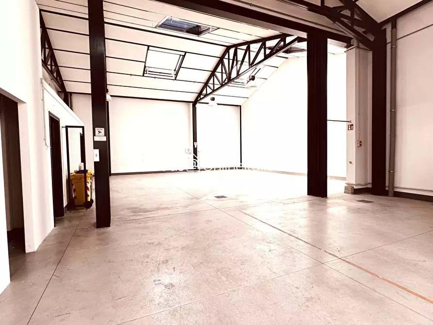 Immagine 1 di Capannone industriale in affitto  in Via Adriano Zarini 97 a Prato