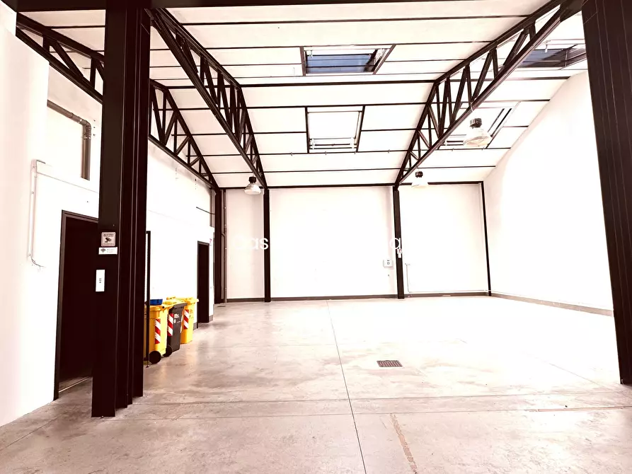 Immagine 2 di Capannone industriale in affitto  in Via Adriano Zarini 97 a Prato