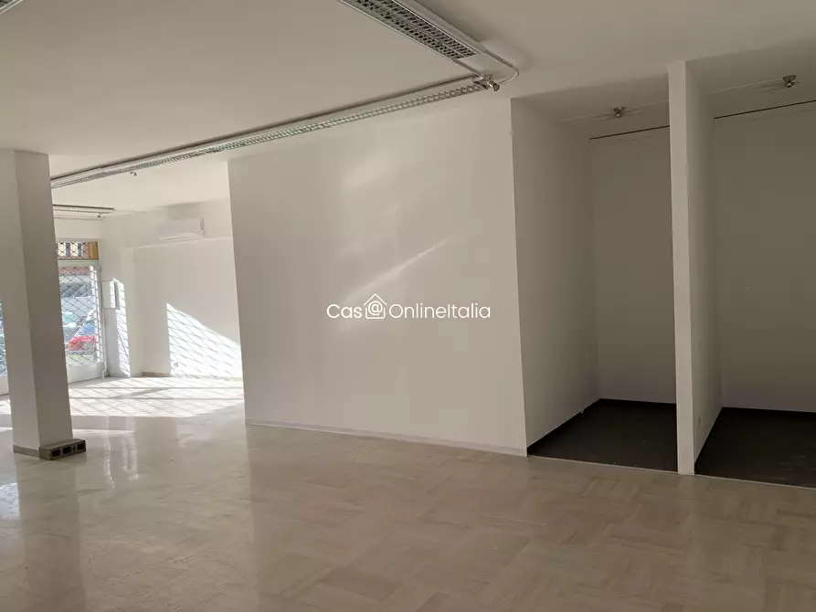 Immagine 9 di Negozio in vendita  in Via Romeo Gallenga 6 a Perugia