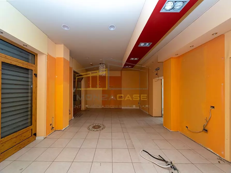 Immagine 1 di Negozio in vendita  in Via Guerrazzi 16 a Monza