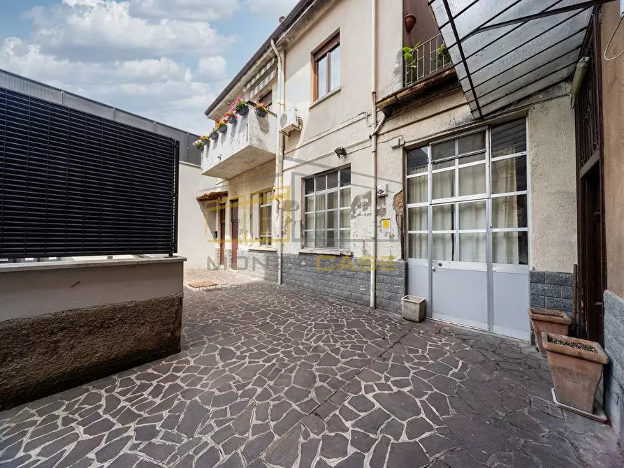 Immagine 3 di Negozio in vendita  in Via Guerrazzi 16 a Monza