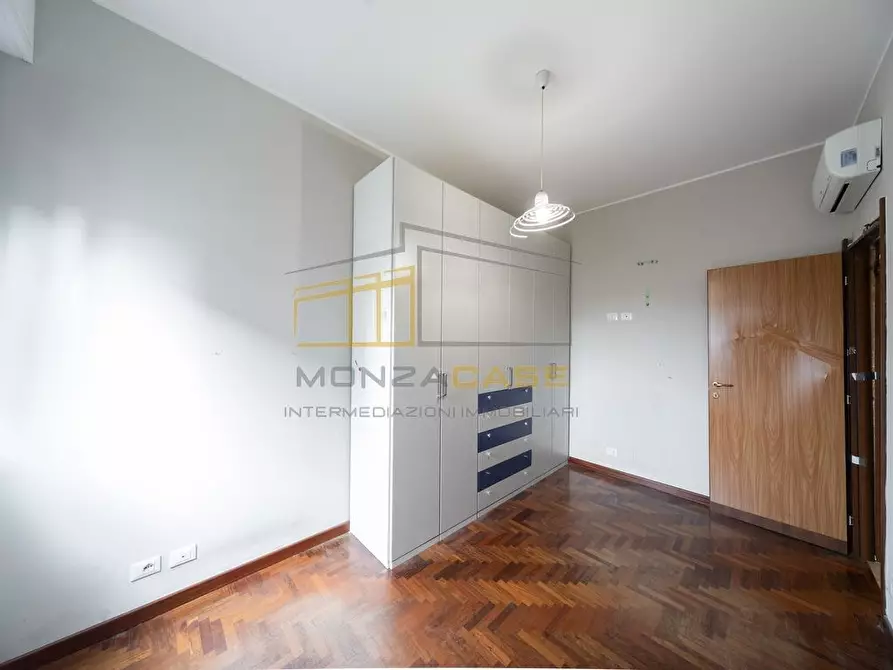 Immagine 5 di Appartamento in vendita  in via Meda 46 a Monza