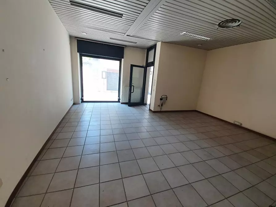 Immagine 1 di Negozio in vendita  in via Montebello 27 a Mariano Comense