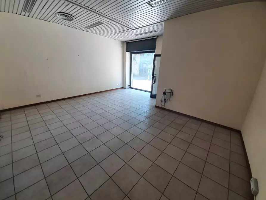 Immagine 2 di Negozio in vendita  in via Montebello 27 a Mariano Comense