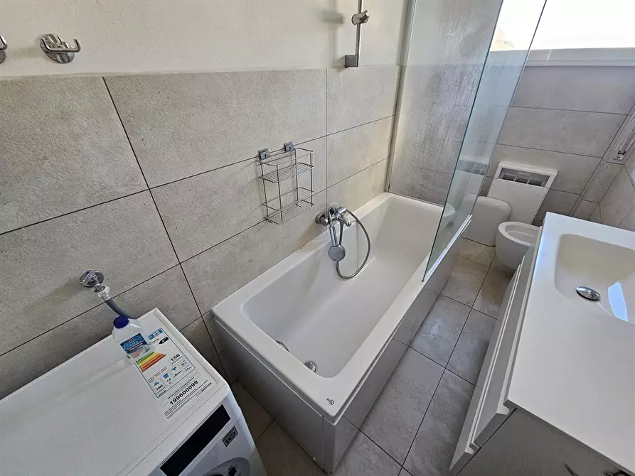 Immagine 8 di Appartamento in affitto  in via Statale per Lecco 629 a Lipomo