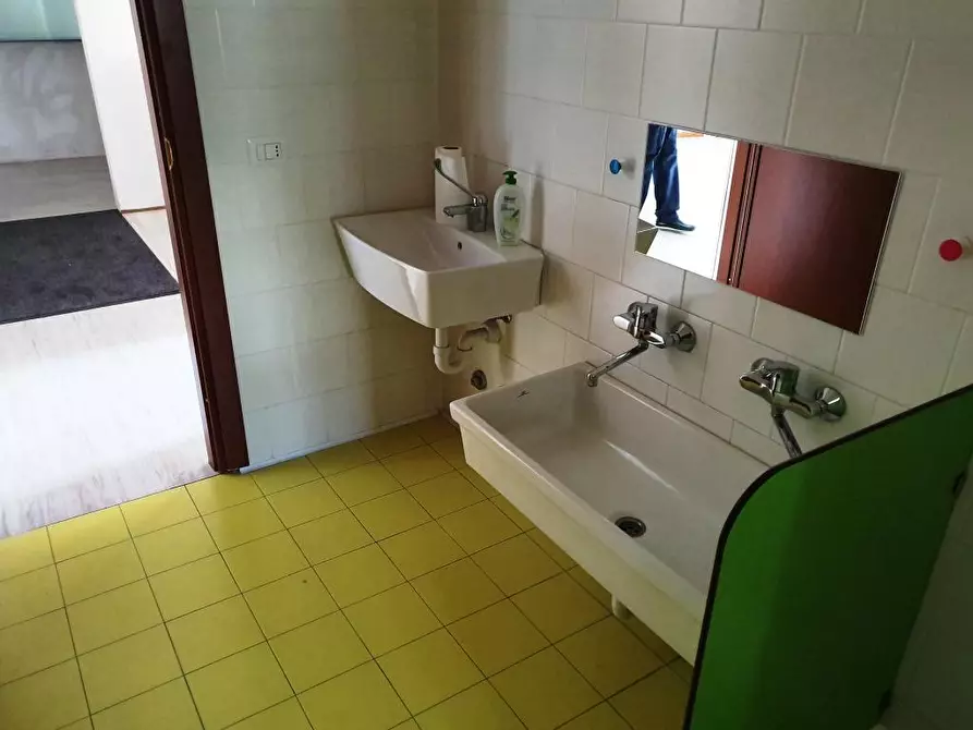 Immagine 6 di Negozio in affitto  in Via Consorziale dei Boschi a Meda