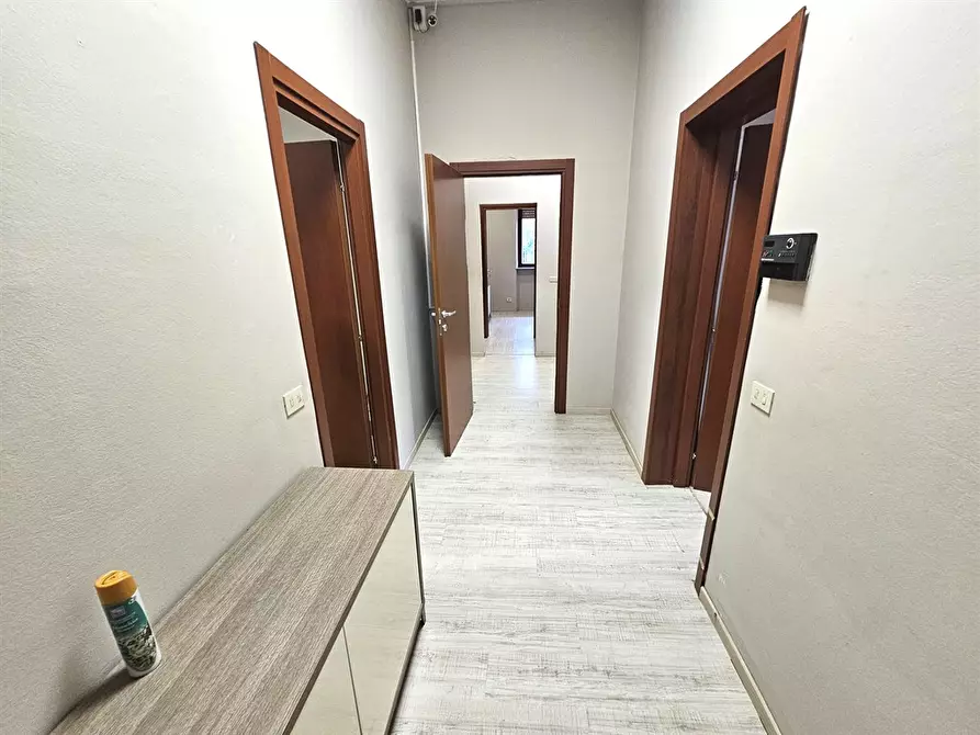 Immagine 1 di Negozio in affitto  in Via Consorziale dei Boschi a Meda