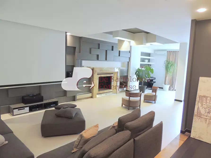 Immagine 2 di Villa in vendita  in TRAVERSA II PIZZILLO a Bari