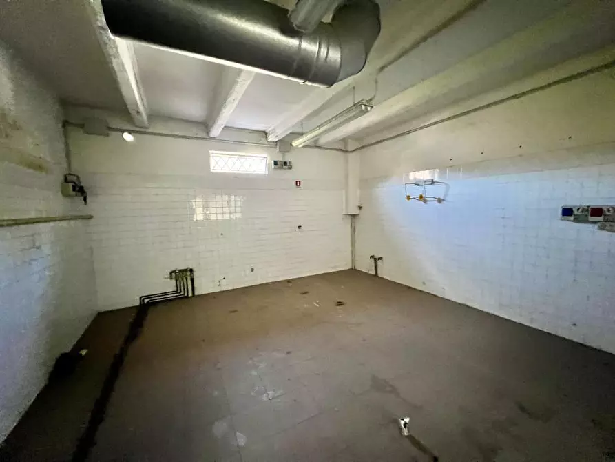 Immagine 5 di Locale commerciale in vendita  in viale vittorio veneto 49 a Fusignano