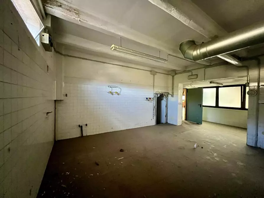 Immagine 6 di Locale commerciale in vendita  in viale vittorio veneto 49 a Fusignano