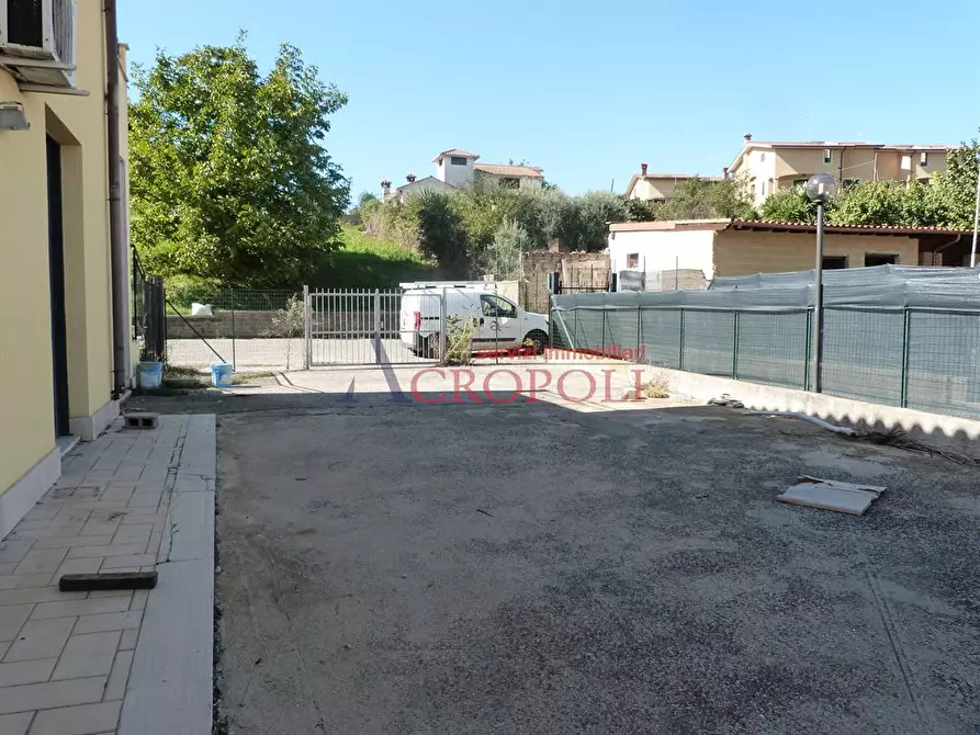 Immagine 1 di Negozio in vendita  in via Tolstoj a Anguillara Sabazia