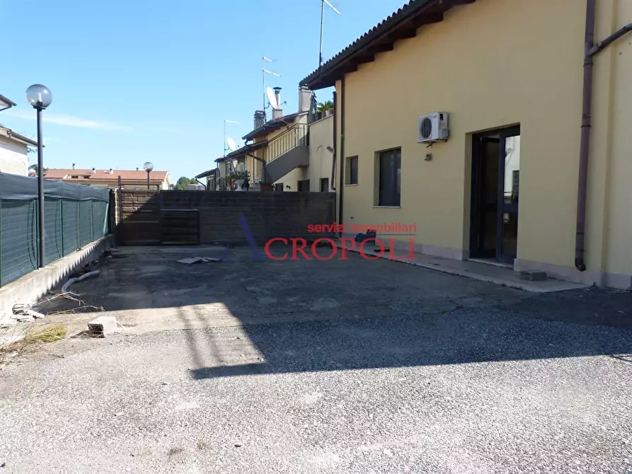 Immagine 2 di Negozio in vendita  in via Tolstoj a Anguillara Sabazia
