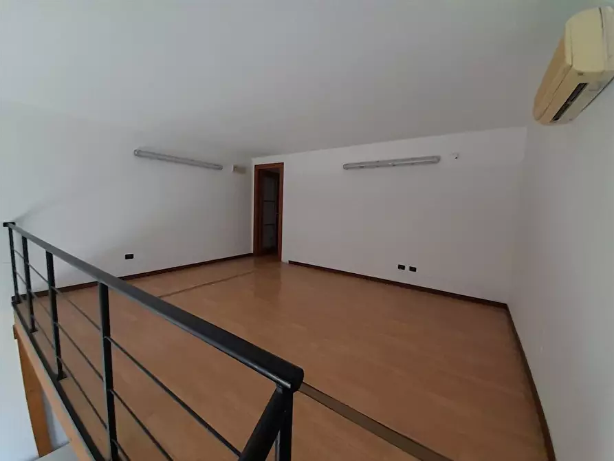 Immagine 4 di Negozio in affitto  a Bracciano