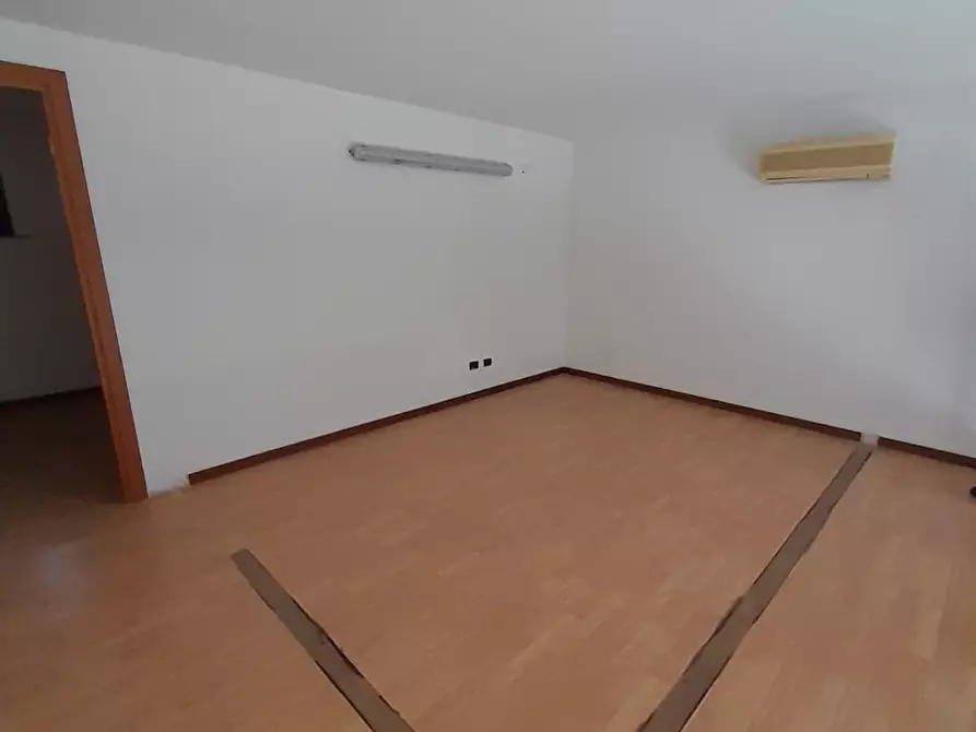 Immagine 8 di Negozio in affitto  a Bracciano