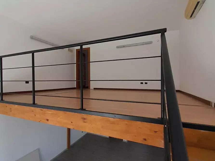 Immagine 9 di Negozio in affitto  a Bracciano