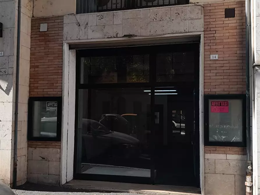 Immagine 2 di Negozio in affitto  a Bracciano