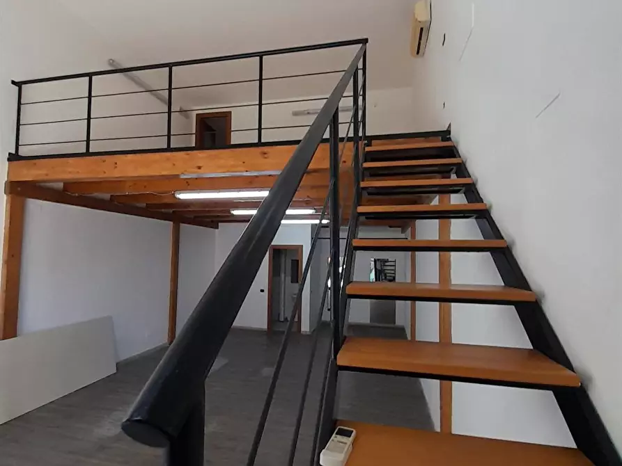 Immagine 3 di Negozio in affitto  a Bracciano