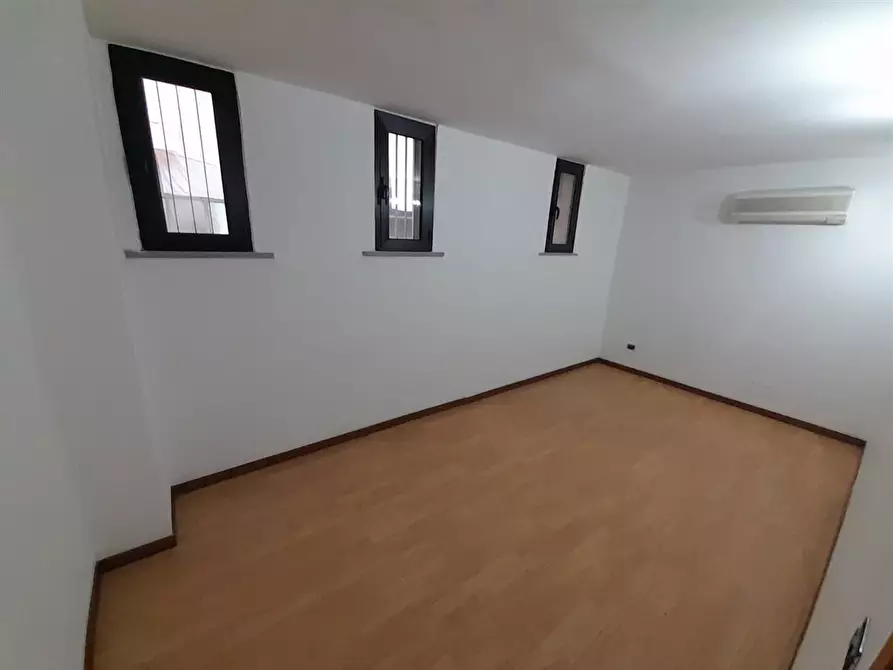 Immagine 6 di Negozio in affitto  a Bracciano