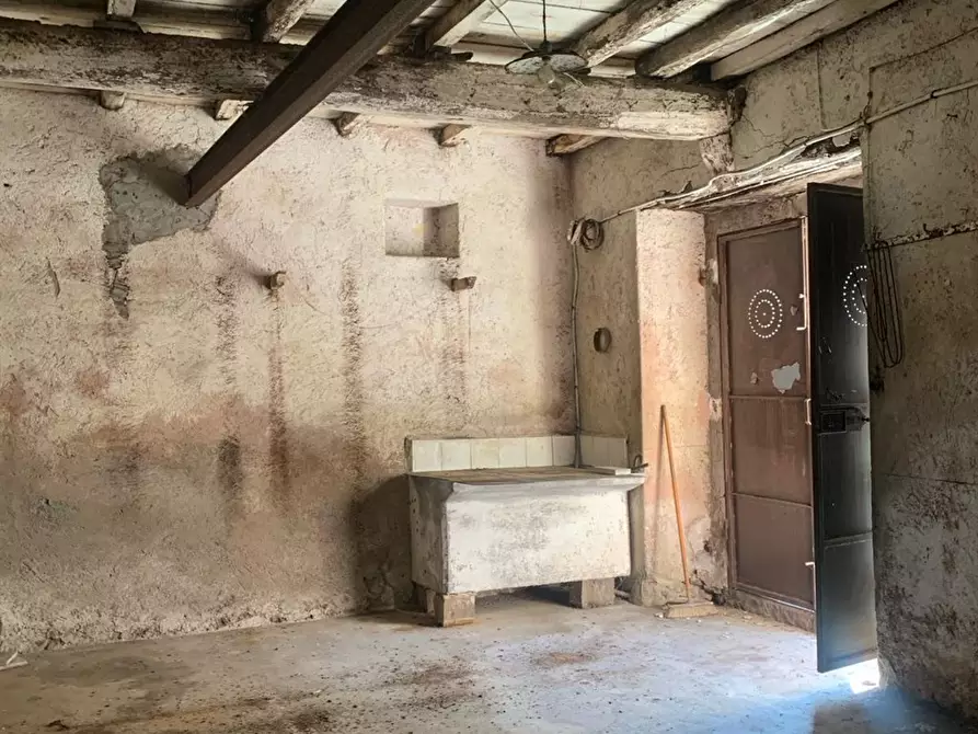 Immagine 5 di Cantina in vendita  a Bracciano