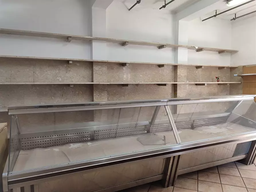 Immagine 5 di Negozio in affitto  a Bracciano