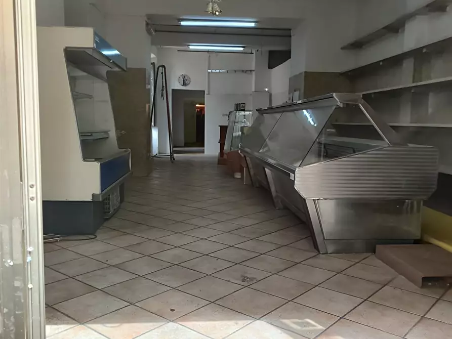 Immagine 9 di Negozio in affitto  a Bracciano