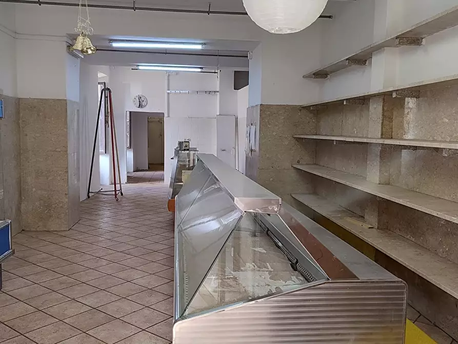 Immagine 3 di Negozio in affitto  a Bracciano