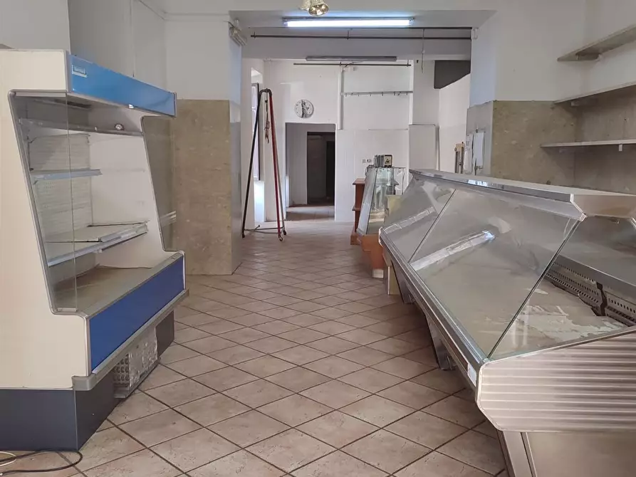 Immagine 2 di Negozio in affitto  a Bracciano