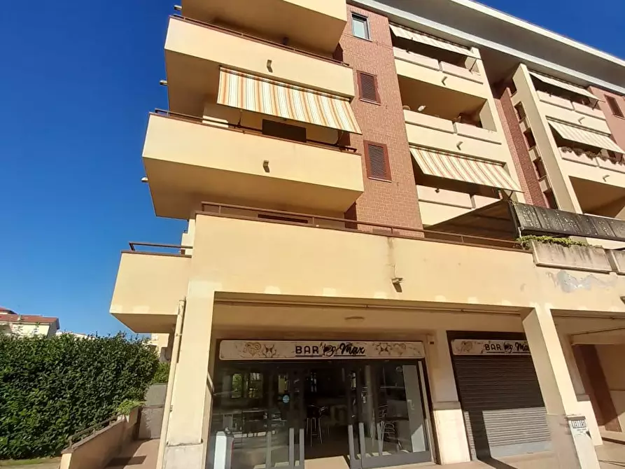 Immagine 5 di Negozio in vendita  a Bracciano