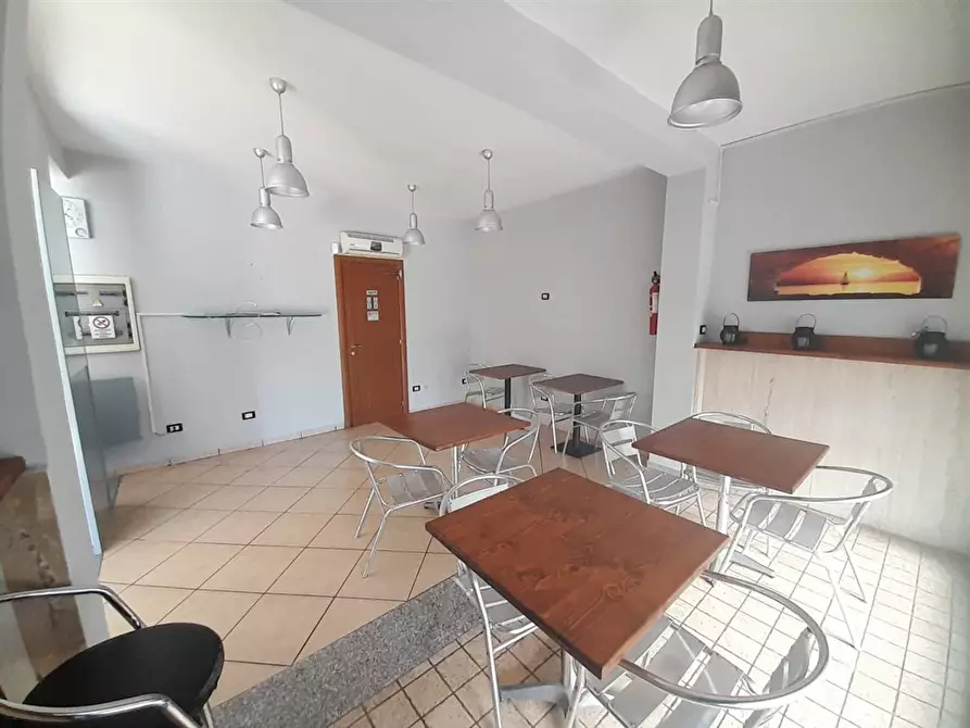 Immagine 3 di Negozio in vendita  a Bracciano