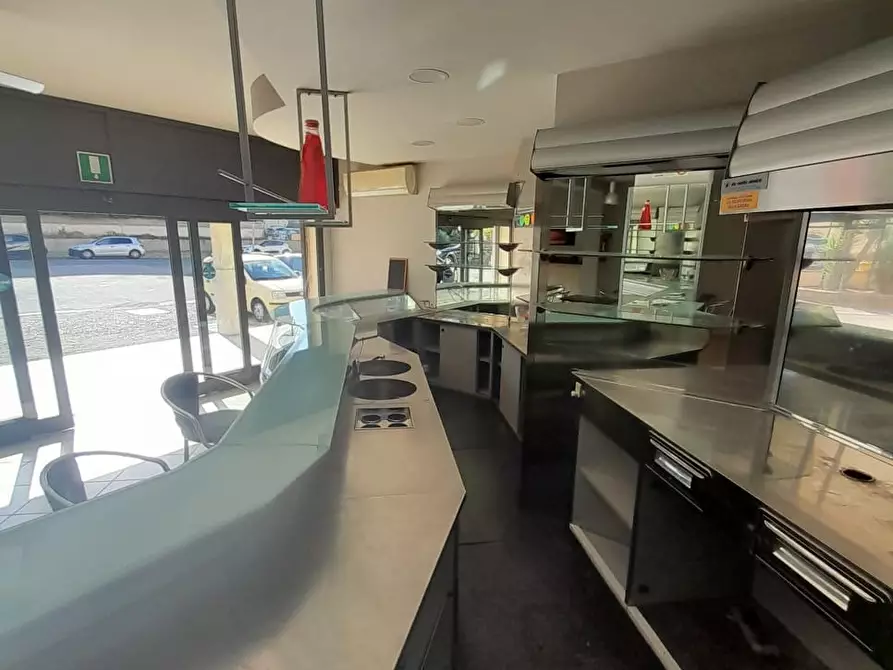 Immagine 1 di Negozio in vendita  a Bracciano