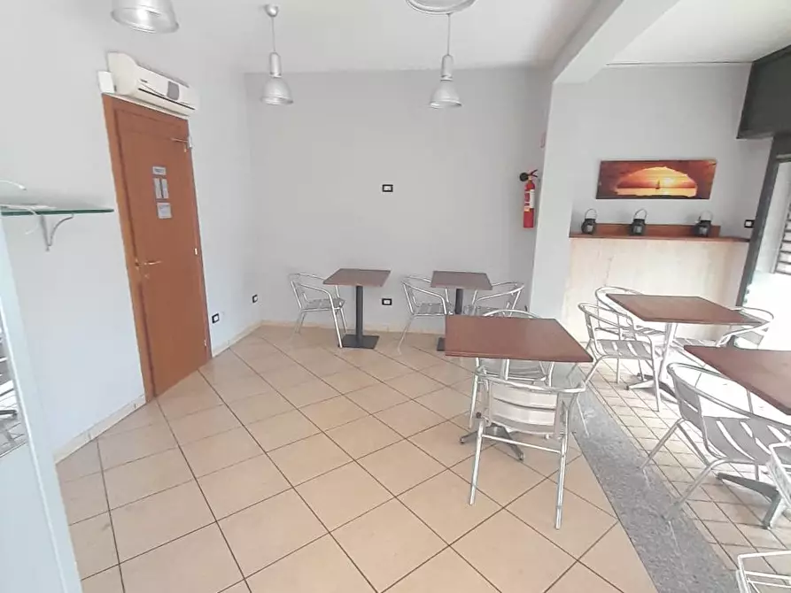 Immagine 4 di Negozio in vendita  a Bracciano