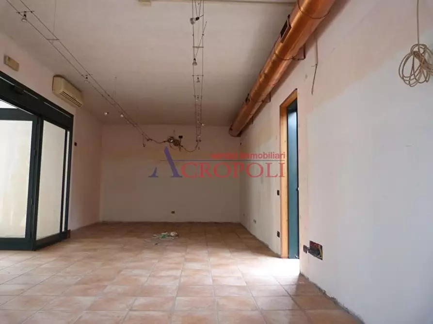 Immagine 9 di Negozio in vendita  a Anguillara Sabazia