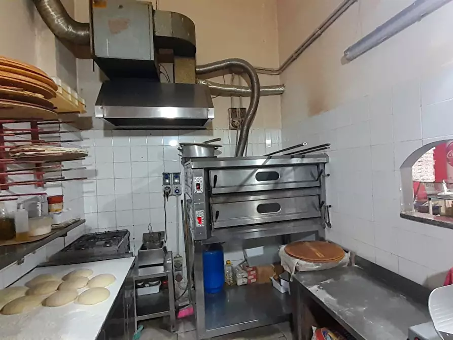 Immagine 2 di Negozio in vendita  a Bracciano