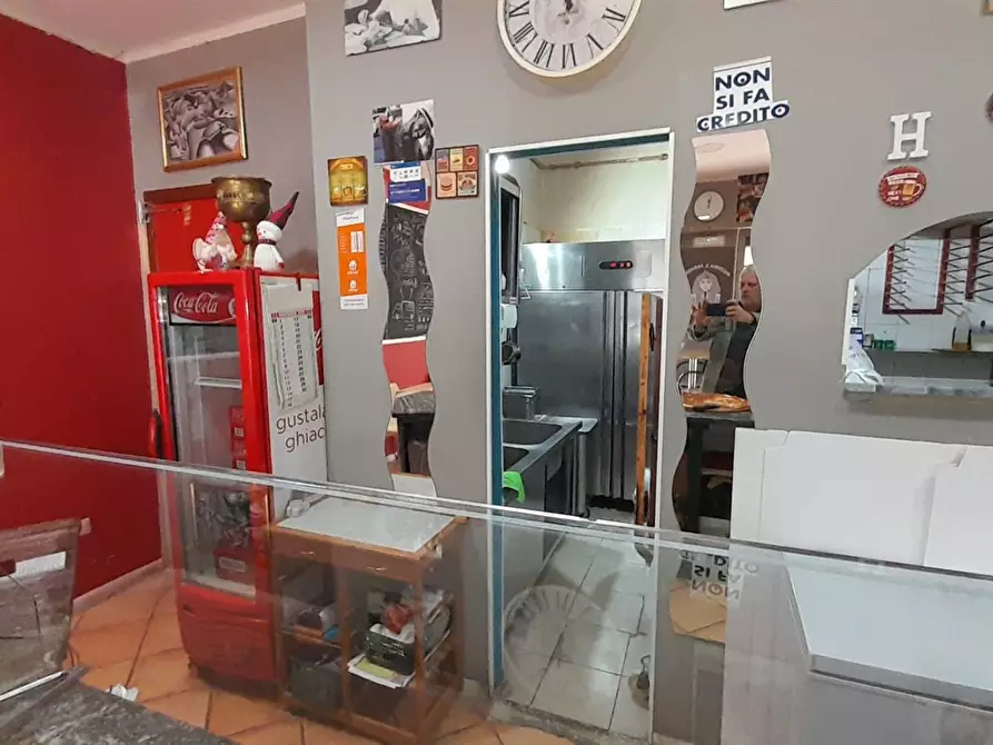 Immagine 1 di Negozio in vendita  a Bracciano