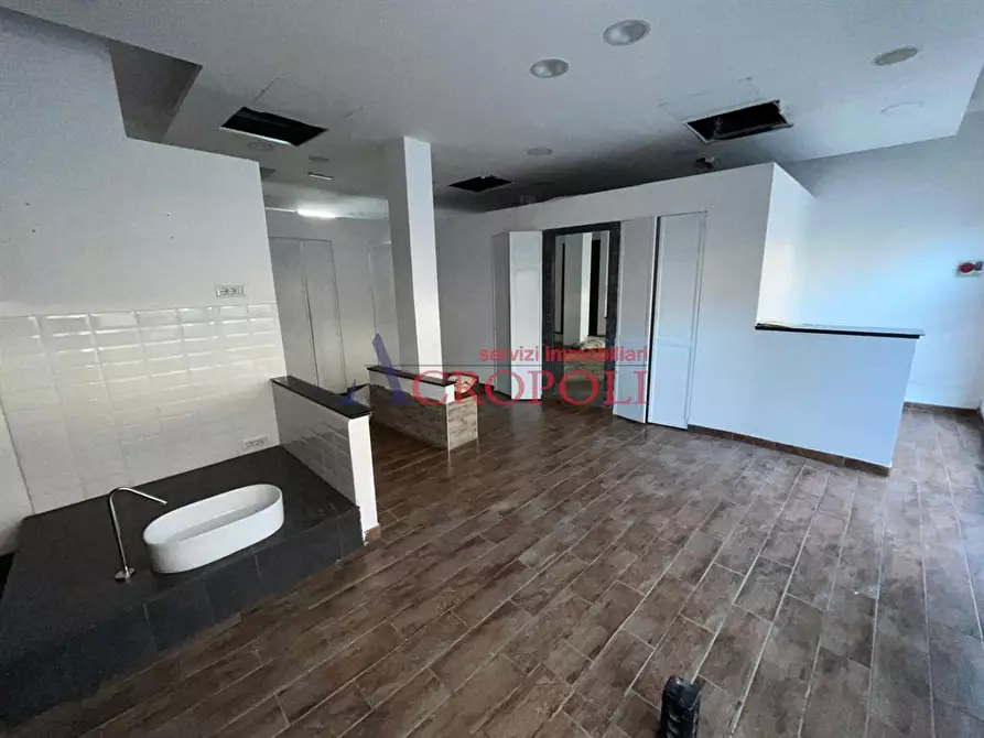 Immagine 2 di Attività commerciale in affitto  in Via IV NOVEMBRE 95 a Trevignano Romano