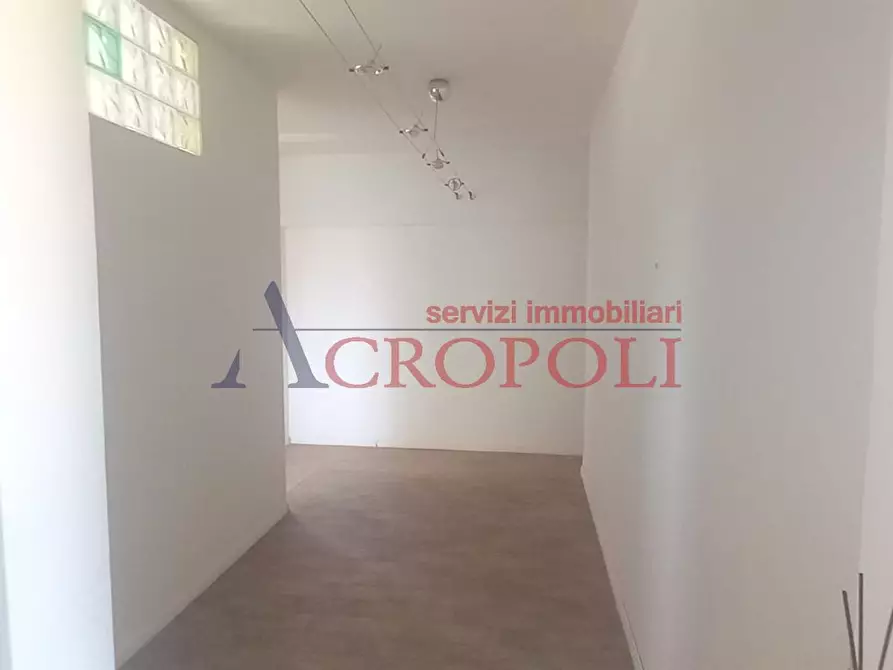 Immagine 7 di Locale commerciale in vendita  a Bracciano
