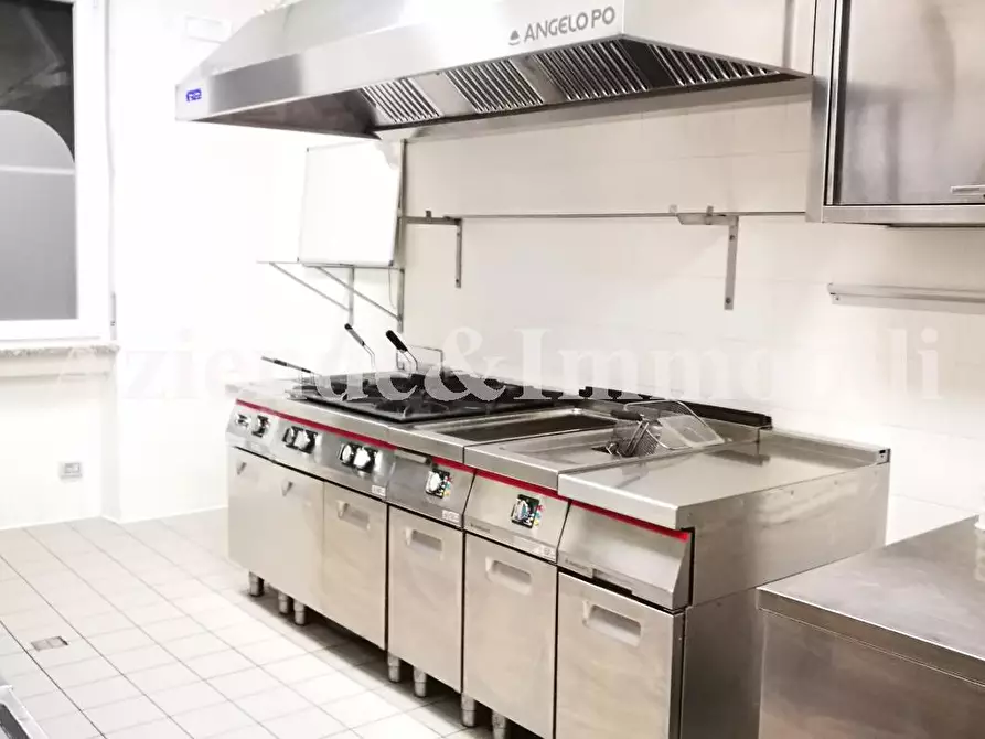 Immagine 2 di Locale commerciale in vendita  in Via statale 33 a Airuno