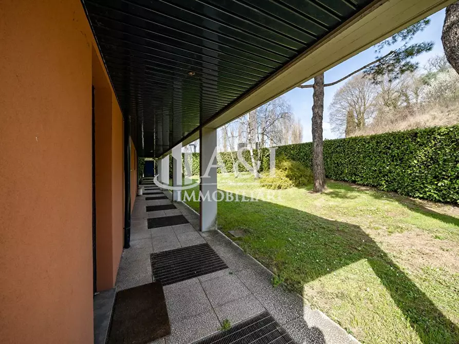 Immagine 8 di Villa in vendita  a Lecco