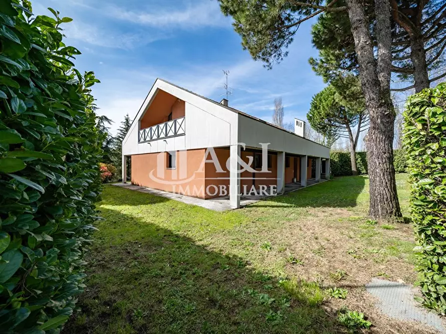 Immagine 9 di Villa in vendita  a Lecco