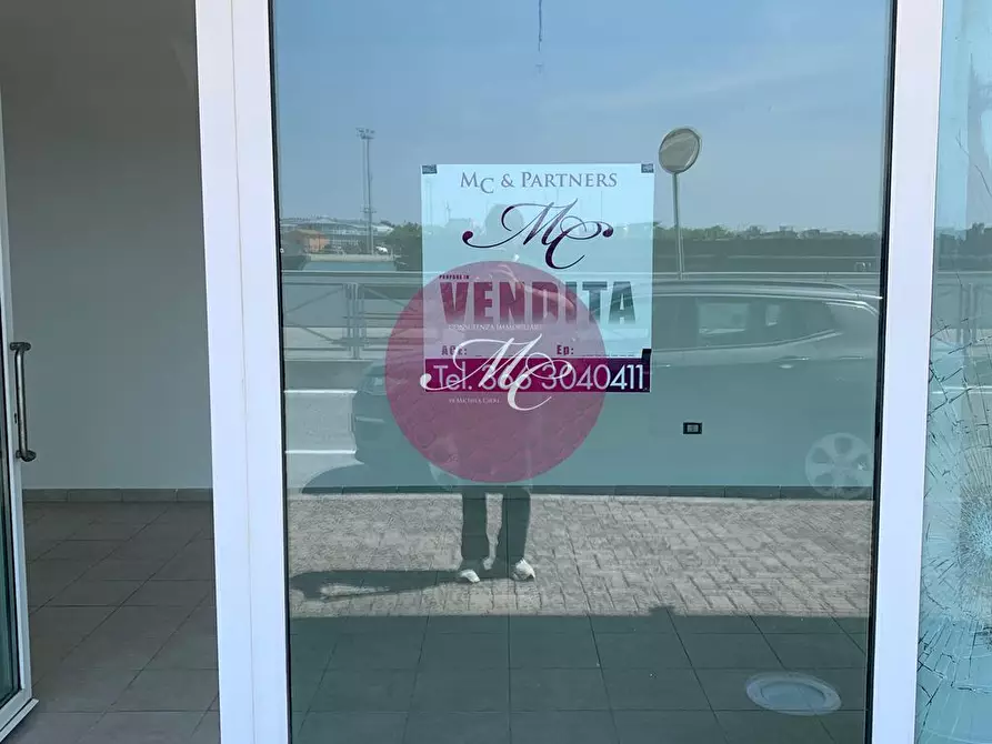 Immagine 1 di Negozio in vendita  a Ravenna