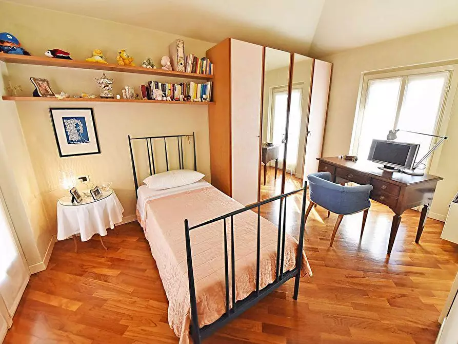 Immagine 9 di Villa in vendita  a Besana In Brianza