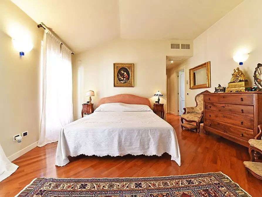 Immagine 2 di Villa in vendita  a Besana In Brianza